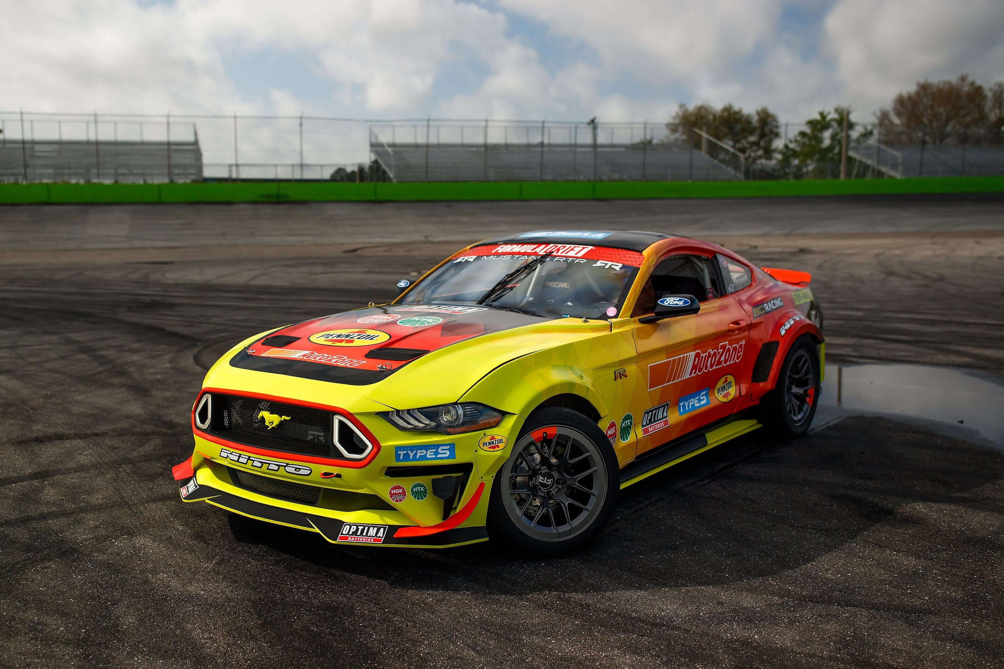 了解 RTR Formula Drift 车手 Adam LZ